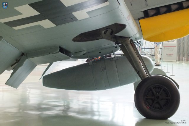 0031_London-Hendon_Messerschmitt_Bf_109_G-2_WNr_10639_externer_Zusatztank_Federbein_Hauptfahrwerk