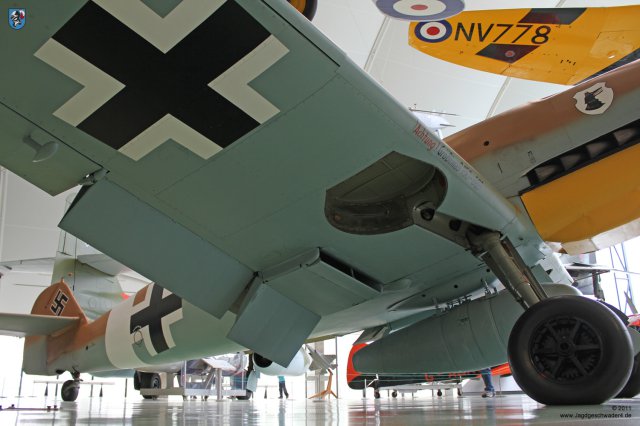 0033_London-Hendon_Messerschmitt_Bf_109_G-2_WNr_10639_Blick_unter_die_rechte_Tragflaeche