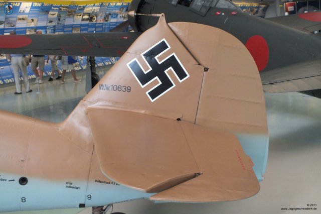0043_London-Hendon_Messerschmitt_Bf_109_G-2_WNr_10639_Seitenleitwerk_Werknummer_Hakenkreuz