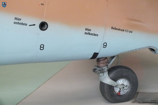 0044_London-Hendon_Messerschmitt_Bf_109_G-2_WNr_10639_Spornrad_Aufbockpunkt_hier_aufbocken