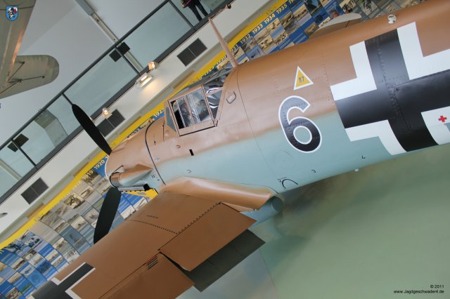 0045_London-Hendon_Messerschmitt_Bf_109_G-2_WNr_10639_linke_Rumpfseite_Kuehlklappen