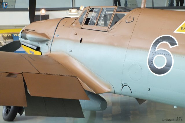 0047_London-Hendon_Messerschmitt_Bf_109_G-2_WNr_10639_Kuehlklappen_Handlochdeckel_Schalenhaelfte_Rumpfteil_2