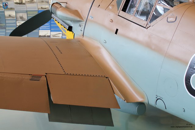 0049_London-Hendon_Messerschmitt_Bf_109_G-2_WNr_10639_Kuehlklappen_Handlochdeckel_Schalenhaelfte_Rumpfteil_2