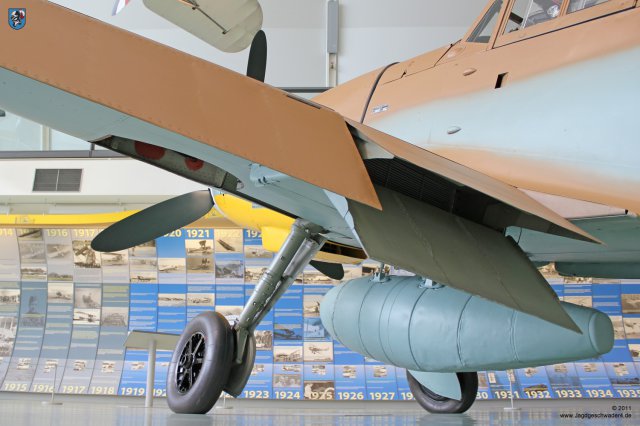 0052_London-Hendon_Messerschmitt_Bf_109_G-2_WNr_10639_Kuehlstoffkuehler_Fahrwerk_externer_Tank