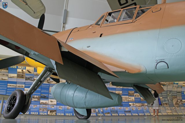 0053_London-Hendon_Messerschmitt_Bf_109_G-2_WNr_10639_Kuehlklappen_Zusatztank_Fahrwerk