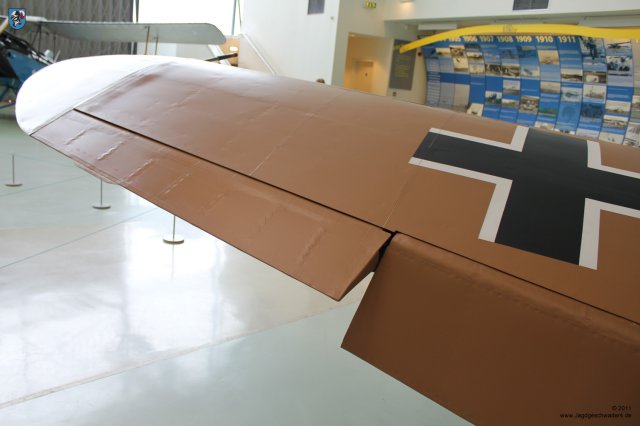 0054_London-Hendon_Messerschmitt_Bf_109_G-2_WNr_10639_linkes_Querruder_Randbogen_Landeklappe