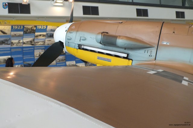 0057_London-Hendon_Messerschmitt_Bf_109_G-2_WNr_10639_Tragflaeche_Triebwerk