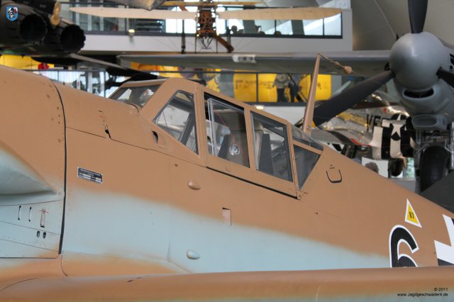 0061_London-Hendon_Messerschmitt_Bf_109_G-2_WNr_10639_Typenschild_Windschutzaufbau