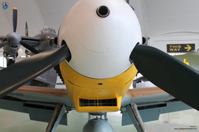 0074_London-Hendon_Messerschmitt_Bf_109_G-2_WNr_10639_Spinner_Muendung_20-mm-Kanone_MG_151
