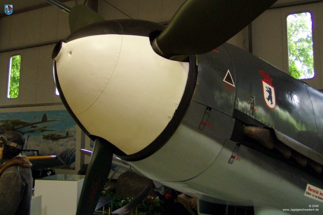 0009_Hannover-Laatzen_Messerschmitt_Bf_109_G-2_WNr_14753_Spinner_Durchschuss_Treffer_Loch