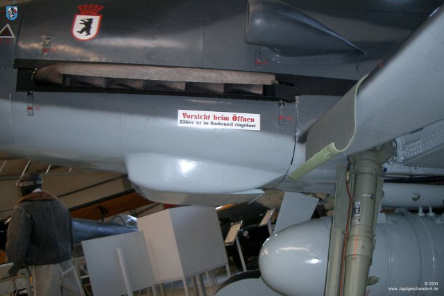 0011_Hannover-Laatzen_Messerschmitt_Bf_109_G-2_WNr_14753_unteres_Haubenteil_mit_Aufschrift_Kuehler
