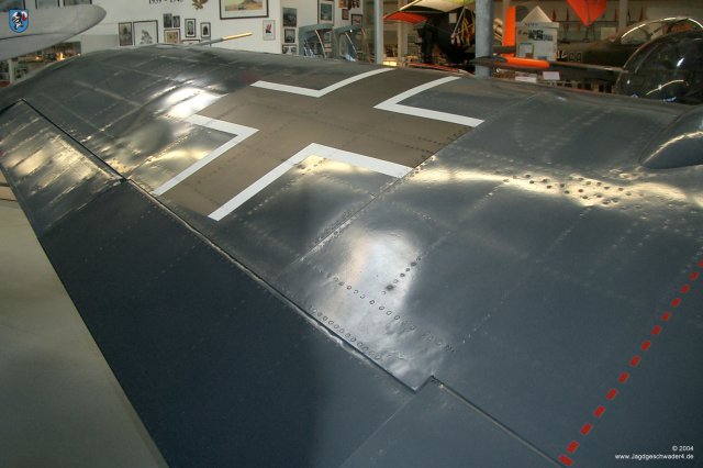 0018_Hannover-Laatzen_Messerschmitt_Bf_109_G-2_WNr_14753_linke_Tragflaeche_Balkenkreuz