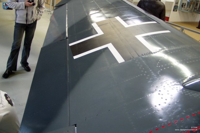0019_Hannover-Laatzen_Messerschmitt_Bf_109_G-2_WNr_14753_linke_Tragflaeche_Balkenkreuz