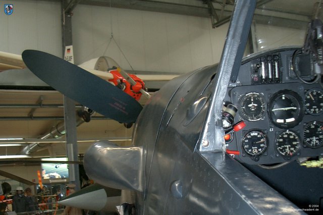 0020_Hannover-Laatzen_Messerschmitt_Bf_109_G-2_WNr_14753_Blick_aus_dem_Cockpit_Triebwerkabdeckung