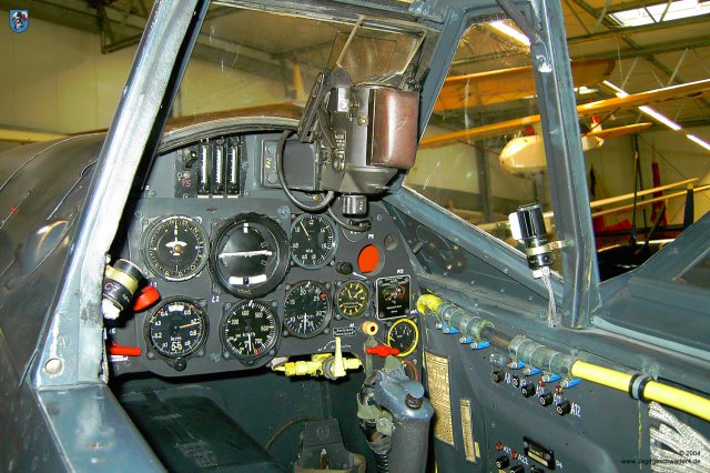 0024_Hannover-Laatzen_Messerschmitt_Bf_109_G-2_WNr_14753_Instrumentenbrett_Kompass_Hoehenmesser_Fahrtmesser