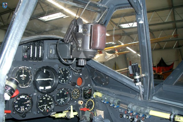 0025_Hannover-Laatzen_Messerschmitt_Bf_109_G-2_WNr_14753_Instrumentenbrett_Drehzahlmesser_Ladedruckmesser_Revi