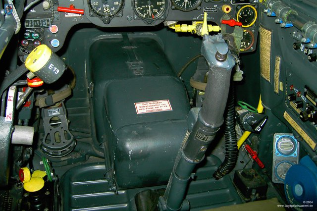 0034_Hannover-Laatzen_Messerschmitt_Bf_109_G-2_WNr_14753_Verkleidung_Maschinenkanone_MG_151_Knueppelgriff
