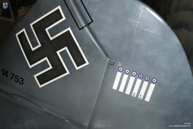0054_Hannover-Laatzen_Messerschmitt_Bf_109_G-2_WNr_14753_Detail_Hakenkreuz_Abschussbalken_Abschussmarkierungen