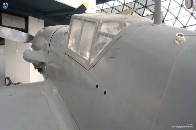 0024_Belgrad_Messerschmitt_Bf_109_Ga-2_WNr_14792_Antennendrahtdurchfuehrung_linker_Rumpfruecken
