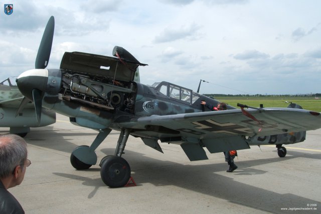 0002_ILA_Berlin_Messerschmitt_Bf_109_G-6_FMBB_Triebwerkabdeckung_geoeffnet