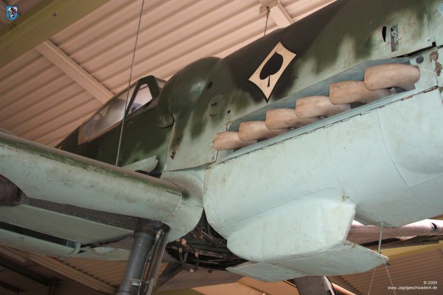0013_Sinsheim_Messerschmitt_Bf_109_G-6_gelbe_4_Auspuffstutzen_Triebwerk_Verkleidung