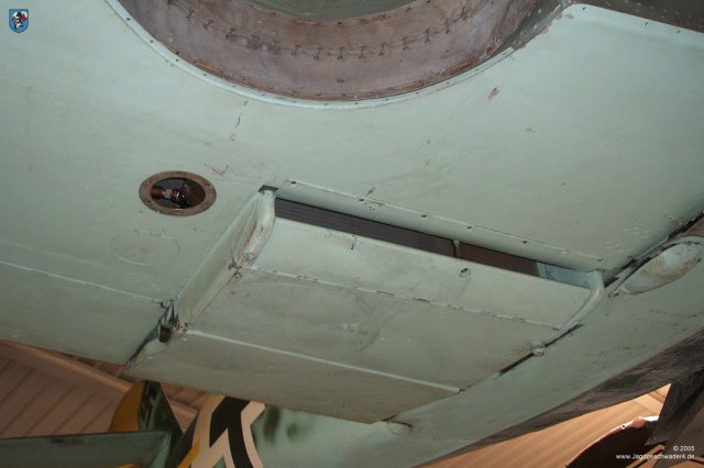 0017_Sinsheim_Messerschmitt_Bf_109_G-6_gelbe_4_Wasserkuehler_Kuehlstoffleitung_Handloch