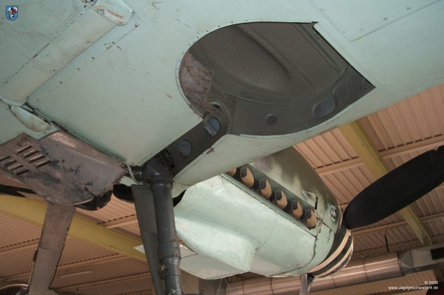 0020_Sinsheim_Messerschmitt_Bf_109_G-6_gelbe_4_Fahrwerkschacht_Federbein_Mulde