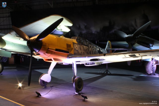 0001_London-Hendon_Messerschmitt_Bf_109_E-4_WNr_4101_Emil_RAF_Museum_Ansicht_vorne_links