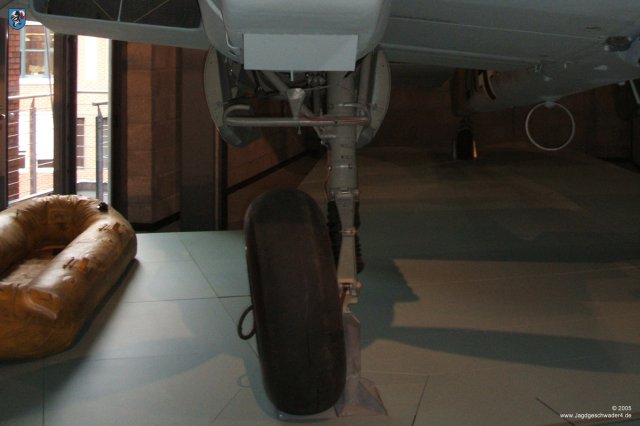 0007_Berlin-Kreuzberg_Messerschmitt_Bf_110_F-2_WNr_5052_Federbein_Laufrad_Fahrwerksverkleidung