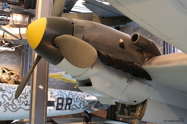 0008_Berlin-Kreuzberg_Messerschmitt_Bf_110_F-2_WNr_5052_rechtes_Triebwerk