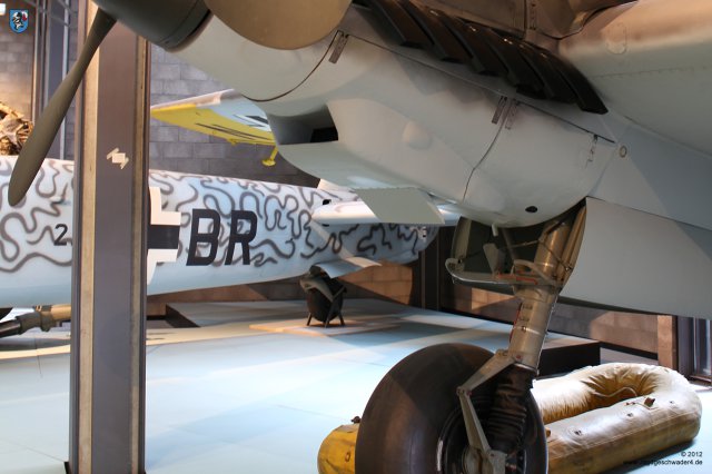 0009_Berlin-Kreuzberg_Messerschmitt_Bf_110_F-2_WNr_5052_Klappenantrieb_Federbein_Tropfoelleitung