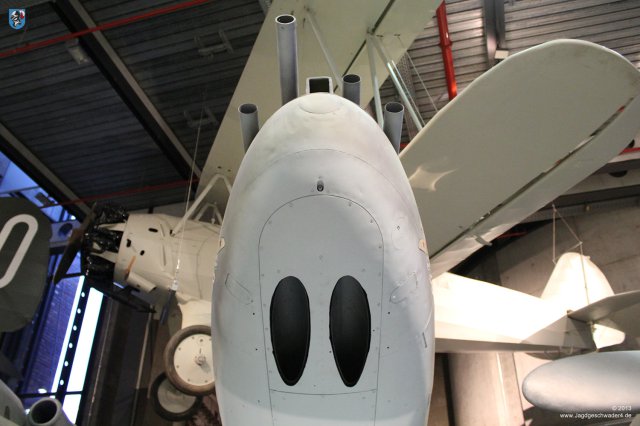 0012_Berlin-Kreuzberg_Messerschmitt_Bf_110_F-2_WNr_5052_Muendungen_Schutzrohre_Starrwaffen_Rumpfbug