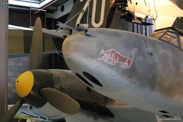 0016_Berlin-Kreuzberg_Messerschmitt_Bf_110_F-2_WNr_5052_Schutzrohre_Dackelstaffel_Emblem