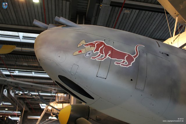 0017_Berlin-Kreuzberg_Messerschmitt_Bf_110_F-2_WNr_5052_Seitenklappen_Vollgurtkasten_Einbringung