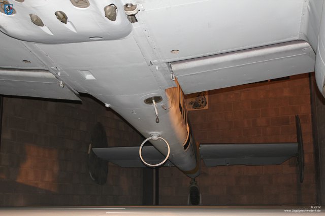 0020_Berlin-Kreuzberg_Messerschmitt_Bf_110_F-2_WNr_5052_Einstiegleiter_Peilrahmen_Rumpfteil