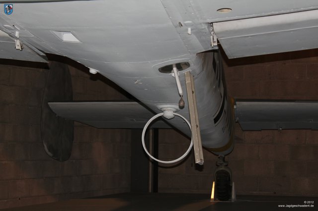 0021_Berlin-Kreuzberg_Messerschmitt_Bf_110_F-2_WNr_5052_Einsteigleiter_Peilrahmen_Rumpf