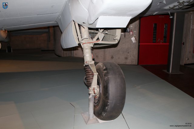 0023_Berlin-Kreuzberg_Messerschmitt_Bf_110_F-2_WNr_5052_Laufrad_Lenker_Federbein
