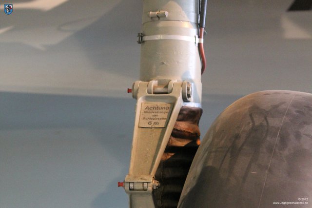 0024_Berlin-Kreuzberg_Messerschmitt_Bf_110_F-2_WNr_5052_Lenker_Luftfederbein_Bremsrohrleitung