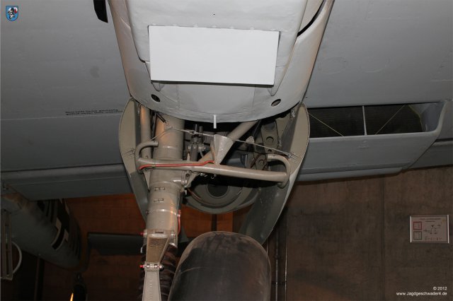 0025_Berlin-Kreuzberg_Messerschmitt_Bf_110_F-2_WNr_5052_Fahrwerkschacht_VDM-Luftfederbein_Kuehlklappe