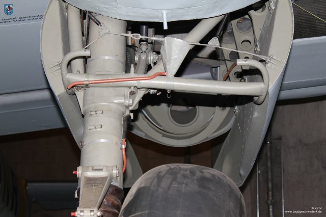 0026_Berlin-Kreuzberg_Messerschmitt_Bf_110_F-2_WNr_5052_Fahrwerkschacht_Oelfangtrichter_Klappenfuehrung