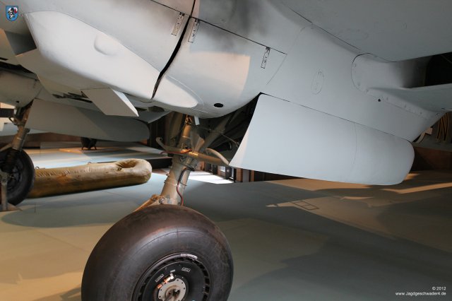0027_Berlin-Kreuzberg_Messerschmitt_Bf_110_F-2_WNr_5052_Hauptfahrwerk_Fahrwerksverkleidung_Klappen
