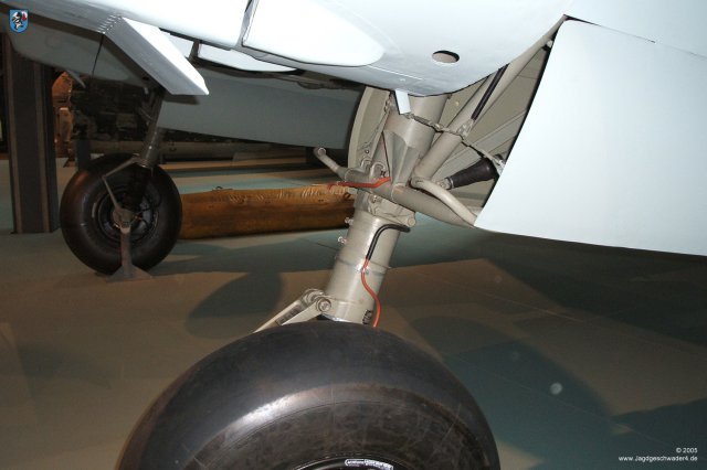 0029_Berlin-Kreuzberg_Messerschmitt_Bf_110_F-2_WNr_5052_Federbein_Laufrad_Klappenfuehrung