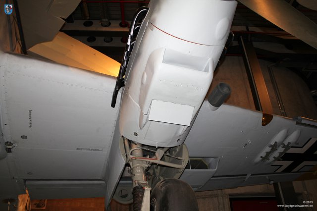 0030_Berlin-Kreuzberg_Messerschmitt_Bf_110_F-2_WNr_5052_Oelkuehler_Haubenteil