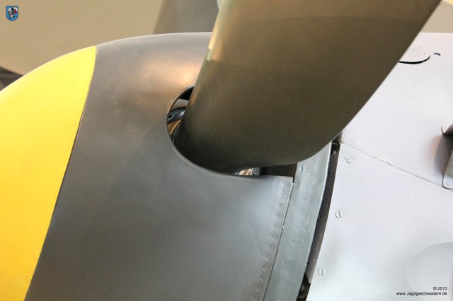 0037_Berlin-Kreuzberg_Messerschmitt_Bf_110_F-2_WNr_5052_Spinner_Detailaufnahme_Propellerblatt