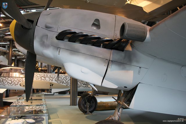 0041_Berlin-Kreuzberg_Messerschmitt_Bf_110_F-2_WNr_5052_Triebwerk_Verkleidung_Abgasstutzen