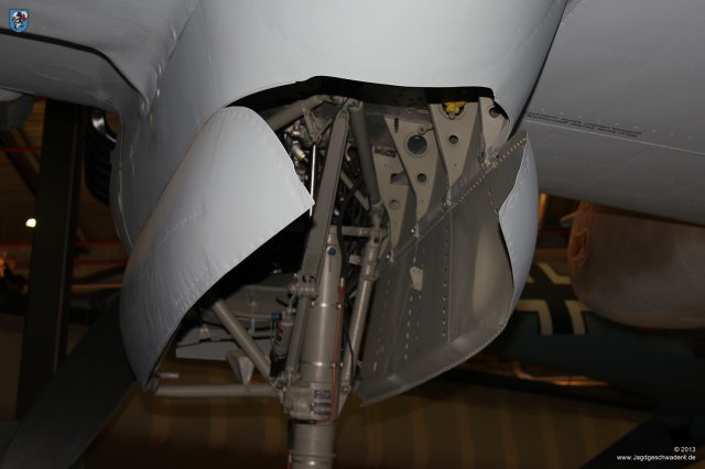 0052_Berlin-Kreuzberg_Messerschmitt_Bf_110_F-2_WNr_5052_Klappen_Fahrwerksverkleidung