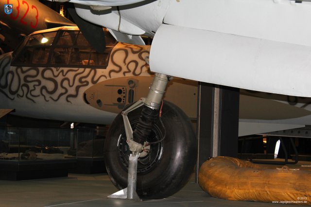 0056_Berlin-Kreuzberg_Messerschmitt_Bf_110_F-2_WNr_5052_Haupt_Fahrwerk_Federbein