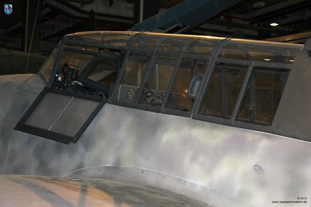 0060_Berlin-Kreuzberg_Messerschmitt_Bf_110_F-2_WNr_5052_Cockpit_Beobachtergeraetebrett_Revi