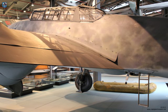 0062_Berlin-Kreuzberg_Messerschmitt_Bf_110_F-2_WNr_5052_Spaltverkleidung_Rumpf_Fluegel