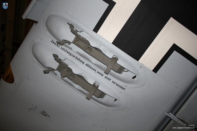 0071_Berlin-Kreuzberg_Messerschmitt_Bf_110_F-2_WNr_5052_ETC_50_verkleidet_Bombenabwurf